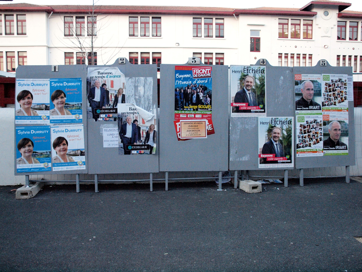 Carteles electorales en Baiona. (Sylvain SENCRISTO)