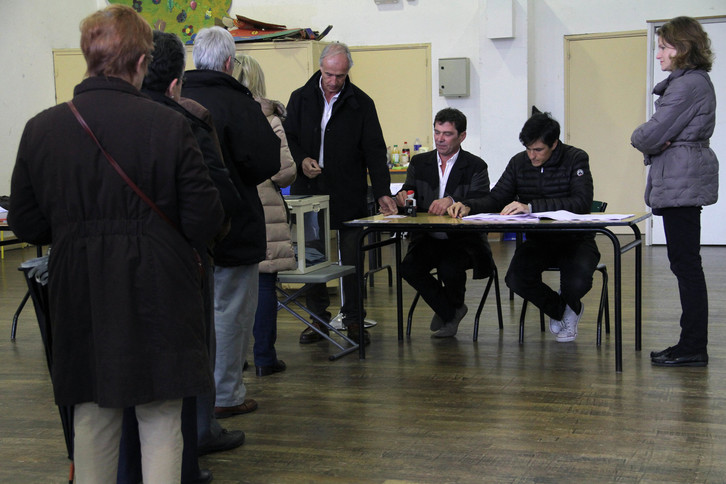 Ciudadanos ejercen su derecho a voto en Angelu. (Aurore LUCAS)