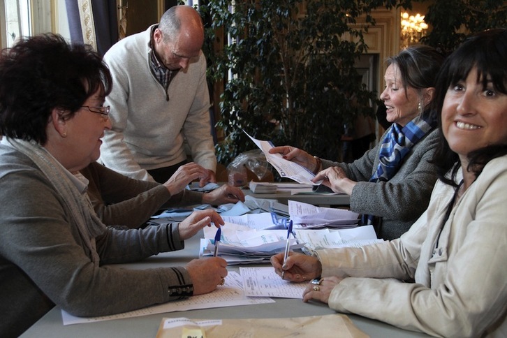 Recuento electoral en Baiona, donde se ha impuesto Henri Etcheto (PS). (Aurore LUCAS)
