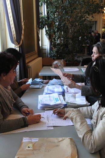 Recuento electoral en Baiona, donde se ha impuesto Henri Etcheto (PS). (Aurore LUCAS)