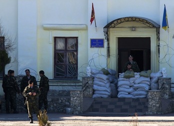 Soldados ucranianos en uno de sus cuarteles en Crimea. (Dmitry SEREBRYAKOV / AFP PHOTO)