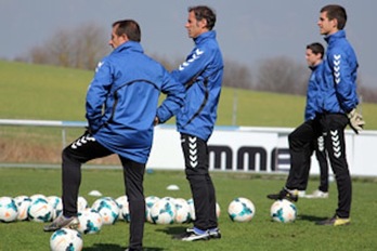 Alberto López, en el centro, durante una sesión en Ibaia. (deportivoalaves.com)