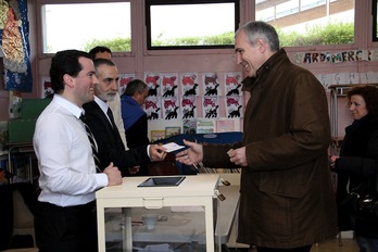 El candidato abertzale de Baiona 2014 Jean-Claude Iriart durante un acto de la campaña con el alcalde de Donostia Juan Karlos Izagirre. (Aurore LUCAS)