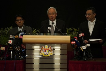 El primer ministro malasio ha informado en rueda de prensa de las últimas noticias sobre el avión desaparecido. (Mohd RASFAN/AFP)