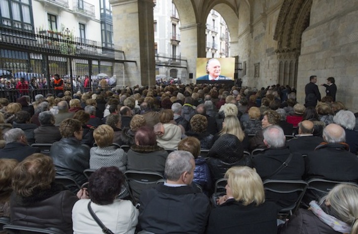 Santiago katedralaren kanpoaldean jarraitu dute askok elizkizuna. (Marisol RAMIREZ/ARGAZKI PRESS)