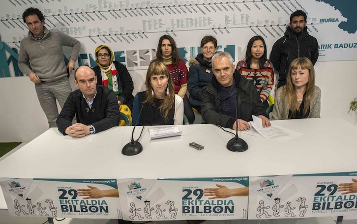 Naroa Iturri eta Xabier Euzkitzek hartu dute hitza Donostiako agerraldian. (Gorka RUBIO/ARGAZKI PRESS)