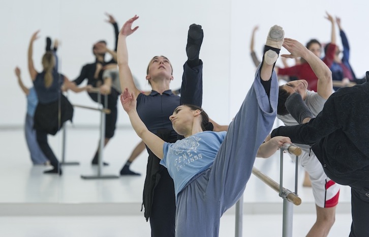 Bailarines participan en un ensayo en Dantzagunea. (Jon URBE/ARGAZKI PRESS)