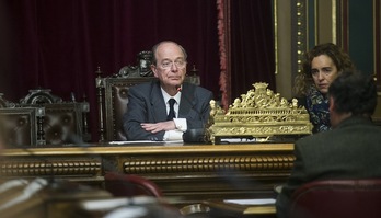 Ibon Areso, Azkunaren heriotzaren biharamunean egin zen osoko bilkuran. (Luis JAUREGIALTZO/ARGAZKI PRESS)