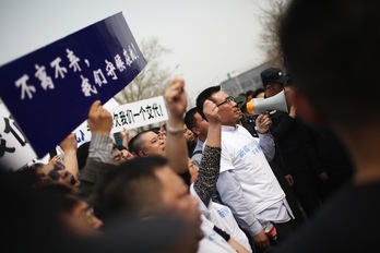 Familiares de los pasajeros protestan ante la embajada de Malasia en Pekín. (AFP)