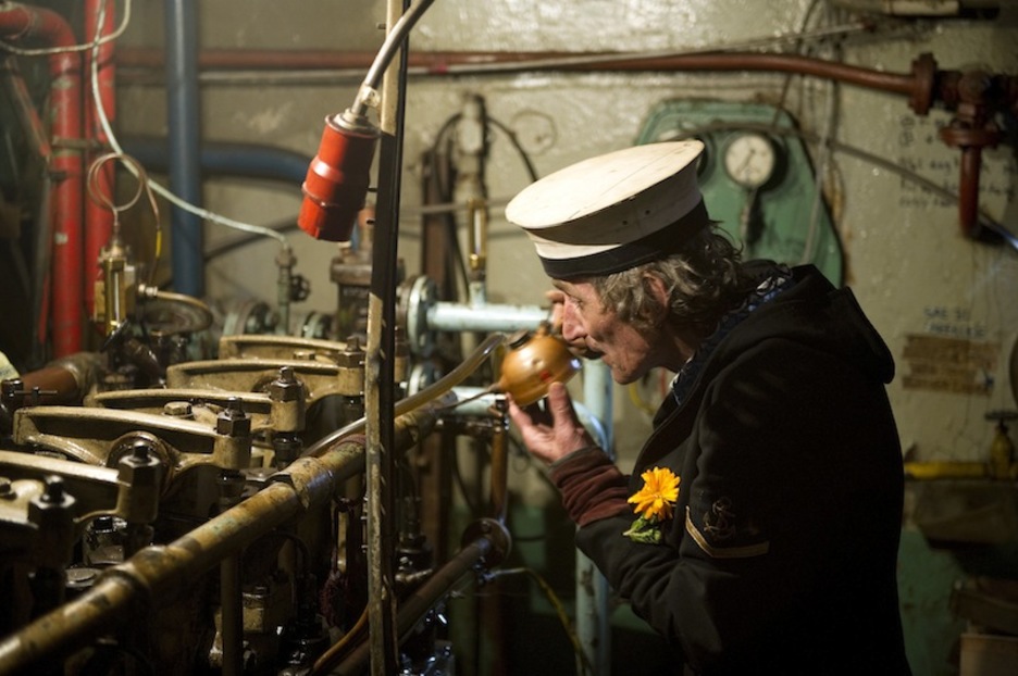 August Dirks makinak olioztatzen. August Dirks makinak olioztatzen.