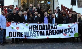 Kotte Ezenarro eta Iker Elizalde, pankartaren erdian, Hendaiako ikastolaren alde iragan martxoaren 7an. (Sylvain SENCRISTO)