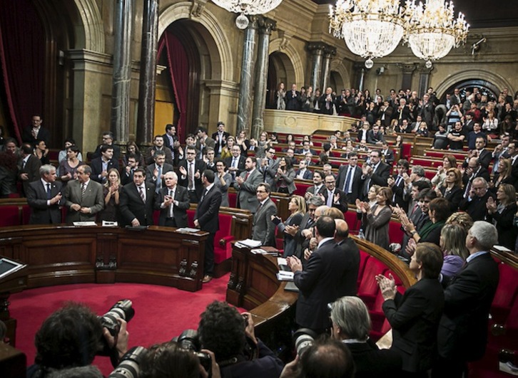 Los diputados catalanes aplauden tras aprobar la declaración, el 23 de enero de 2013. (Albert GARCÍA)