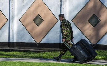 Un militar ucraniano abandona su base, ubicada en Crimea. (Dmitry SEREBRYAKOV/AFP PHOTO)