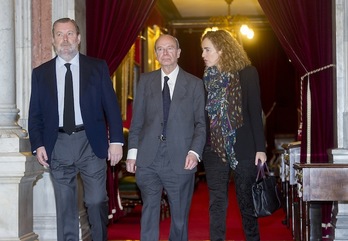 Ibon Areso, con los dos próximos tenientes de alcalde, Ibone Bengoetxea y José Luis Sabas. (Luis JAUREGIALTZO/ARGAZKI PRESS)