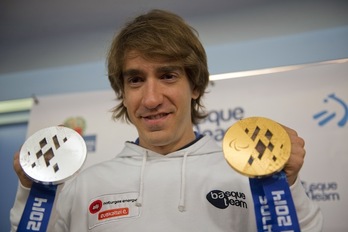 Jon Santacana muestra las dos melladas ganadas en Sochi. (Juan Carlos RUIZ / ARGAZKI PRESS)