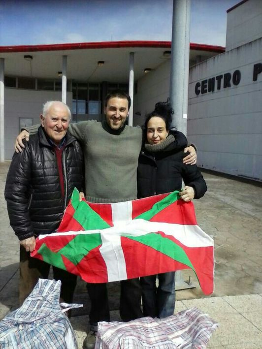 Xabin Juaristi, Mansillako espetxe atarian, aske geratu denean. (NAIZ)