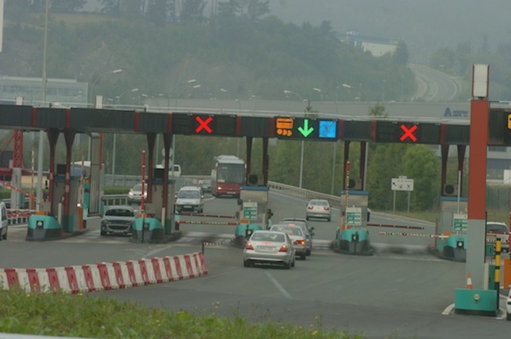 El peaje de Iurreta, en una imagen de archivo. (Luis JAUREGIALTZO / ARGAZKI PRESS)