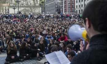 Irudi esanguratsua Arriaga plazan hartutakoa, ikasleek eserialdia burutu dutenekoa. (Luis JAUREGIALTZO/ARGAZKI PRESS)