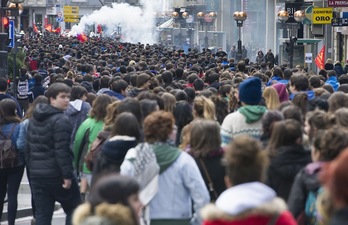 Lau mila lagun inguru batu dira Gasteizko mobilizazioan, eguerdian. (Raul BOGAJO/ARGAZKI PRESS)