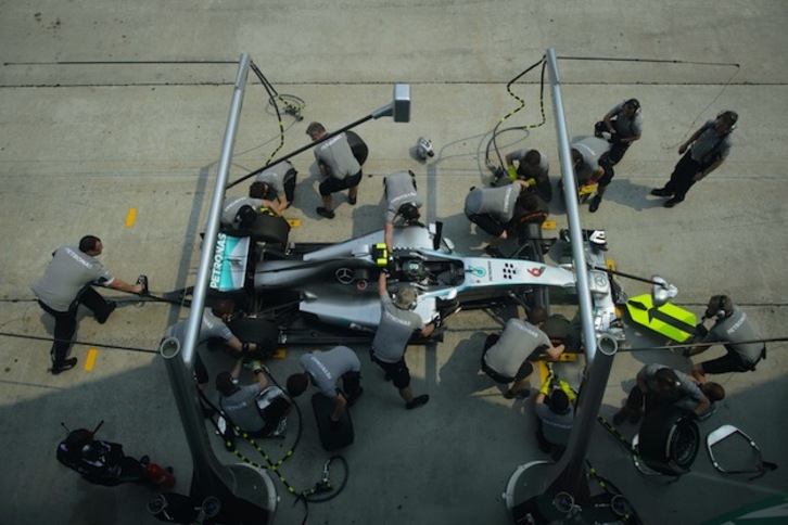 Los asistentes trabajan en el coche de Rosberg. (Ed JONES / AFP PHOTO)