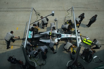 Los asistentes trabajan en el coche de Rosberg. (Ed JONES / AFP PHOTO)