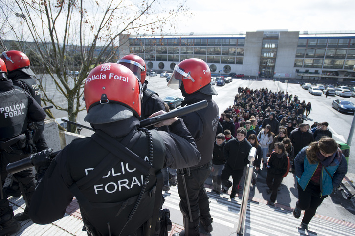 Agentes de la Policía Foral, ayer en Iruñea. (Iñigo URIZ/ARGAZKI PRESS)