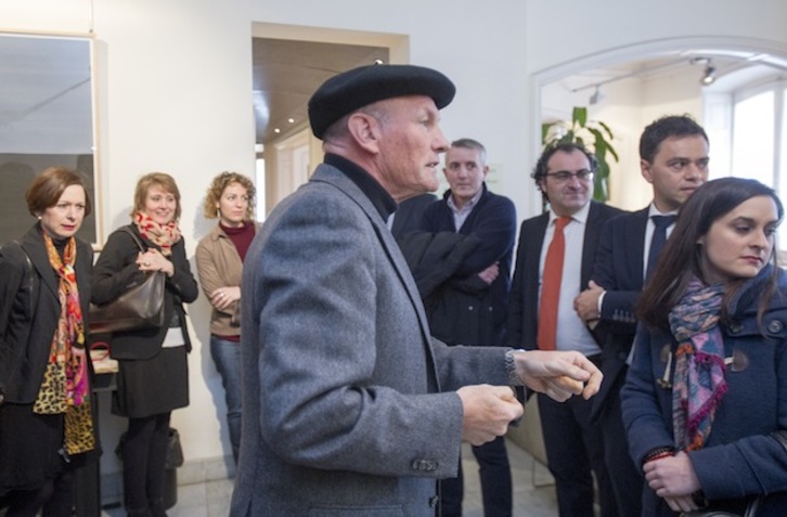 Juan José Ibarretxe, junto al resto de participantes en la mesa redonda. (Marisol RAMÍREZ / ARGAZKI PRESS)
