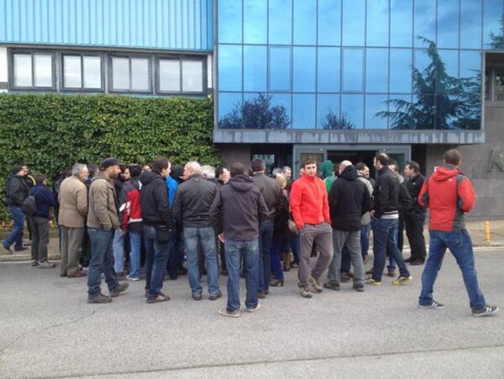 Los trabajadores de Koxka, en la puerta de la empresa a finales de marzo. (@haritzpg)
