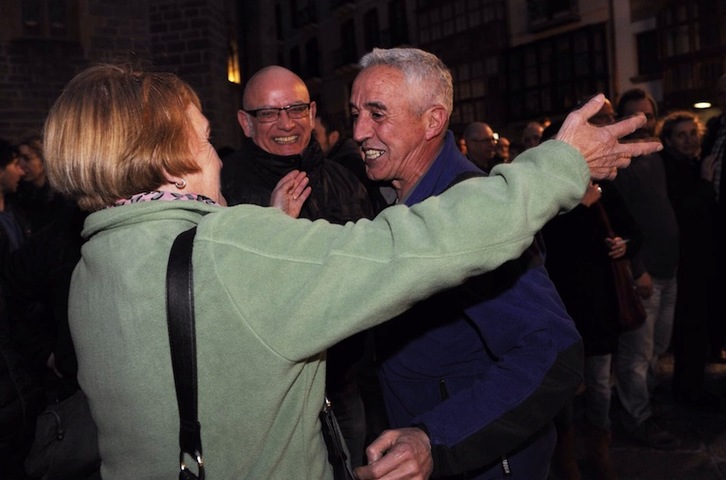 Momentos emotivos en diferentes lugares de Euskal Herria, con el regreso a casa de exiliados. (ARGAZKI PRESS)