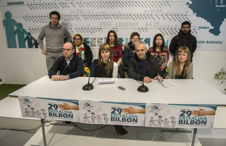 Gure Esku Dago mugimenduko ordezkariek gaurko ekitaldia aurkeztuz egindako agerraldia. (Gora RUBIO / ARGAZKI PRESS)