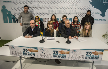Gure Esku Dago mugimenduko ordezkariek gaurko ekitaldia aurkeztuz egindako agerraldia. (Gora RUBIO / ARGAZKI PRESS)