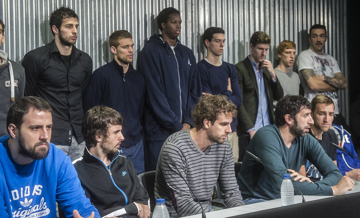 La plantilla del Bilbao Basket al completo compareció para anunciar la huelga. (Luis JAUREGIALTZO / ARGAZKI PRESS)