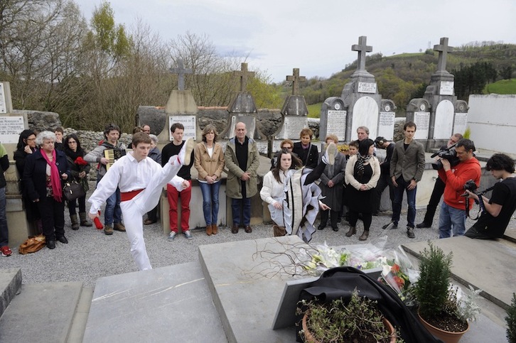 Fusilatuei egindako aurreskua Amasako hilerrian. (Jon URBE/ARGAZKI PRESS)