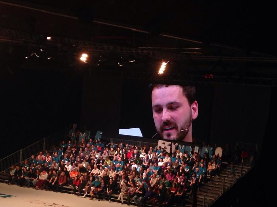 Kirmen Uribe ha dado lectura a la letra de la popular canción de Gure Esku Dago. (@iontelleria) Kirmen Uribe ha dado lectura a la letra de la popular canción de Gure Esku Dago. (@iontelleria)