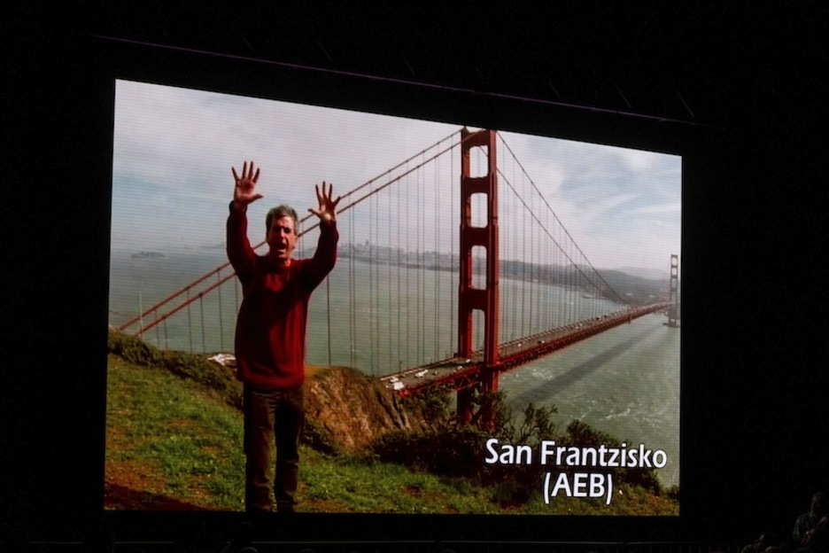 Emisión del vídeo con mensajes desde la diáspora. (Aritz LOIOLA/ARGAZKI PRESS) Emisión del vídeo con mensajes desde la diáspora. (Aritz LOIOLA/ARGAZKI PRESS)