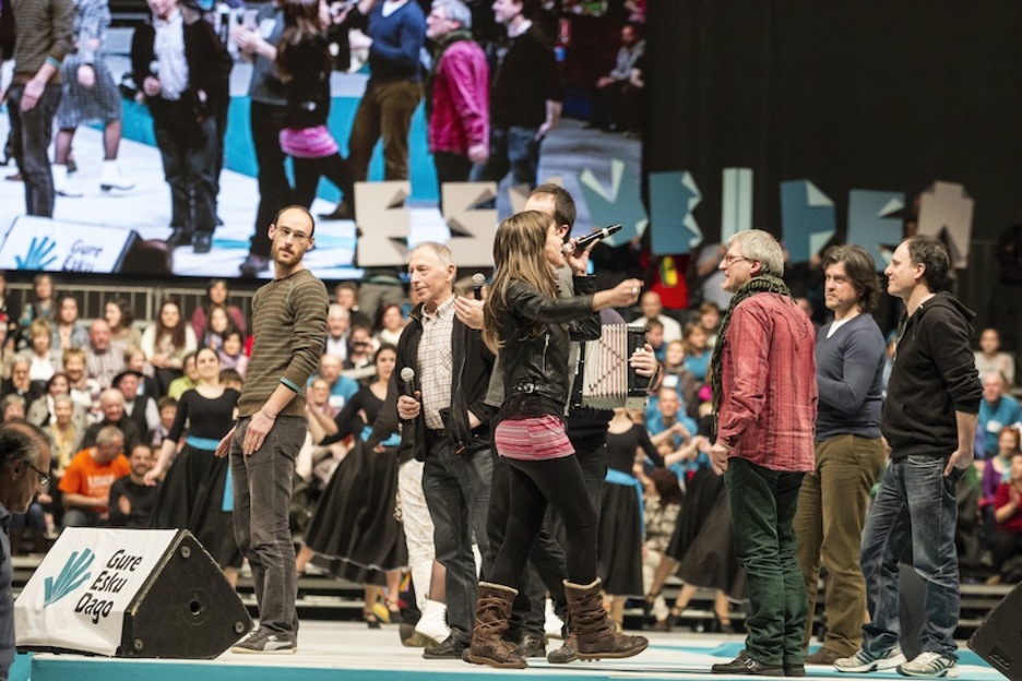 Varios artistas que han participado en la canción de Gure Esku Dago la han interpretado en directo. (Aritz LOIOLA/AFP) Varios artistas que han participado en la canción de Gure Esku Dago la han interpretado en directo. (Aritz LOIOLA/AFP)