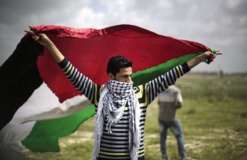 Un palestino, ayer, durante una protesta con motivo del Día de la Tierra. (Mohammed ABED/AFP PHOTO) 