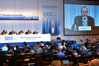 Presentación del informe del IPCC de la ONU en Tokio. (Yoshikazu TSUNO/AFP)