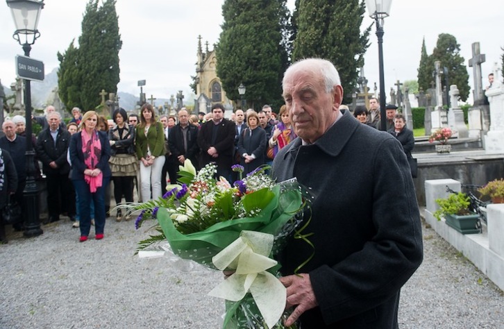 Esteban Cuevas, bonbardaketaren lekukoa, lore sorta jarri aurretik. (Luis JAUREGIALTZO/ARGAZKI PRESS)