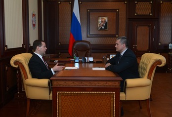Dimitri Medvedev con el primer ministro de Crimea, Sergei Aksyonov. (Alexander ASTAFYEV/AFP) 