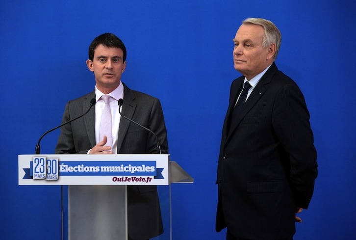 Manuel Valls junto a Jean-Marc Ayrault. (PIERRE ANDRIEU / AFP PHOTO)  