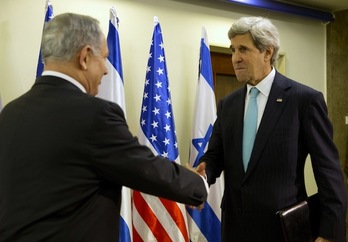 El primer ministro israelí, Benjamin Netanyahu, saluda al secretario de Estado de EEUU, John Kerry. (Jaquelyn MARTIN/AFP PHOTO)