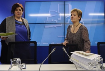 Eva Blanco y Rebeka Ubera, en la comparecencia del Parlamento. (ARGAZKI PRESS)