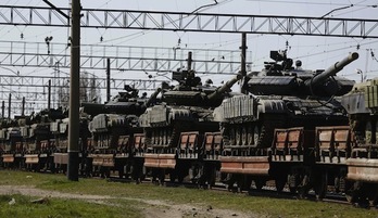 Tanques ucranianos, preparados para abandonar Crimea. (Max VETROV/AFP PHOTO)