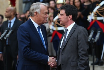 Ayrault y Valls se estrechan la mano durante el traspaso de poderes. (Kenzo TRIBOUILLARD/AFP) 