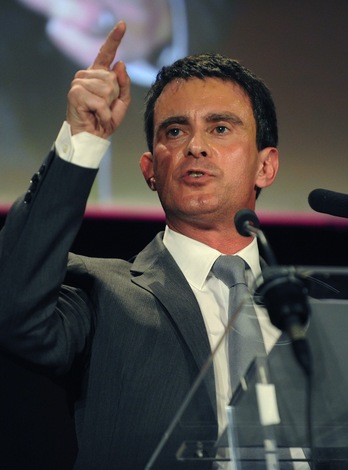 Valls durante la esta última campaña electoral en Pau. (Gaizka IROZ / AFP)