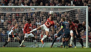 Vidic anota el tanto del United con este difícil remate. (Christof STACHE / AFP PHOTO)