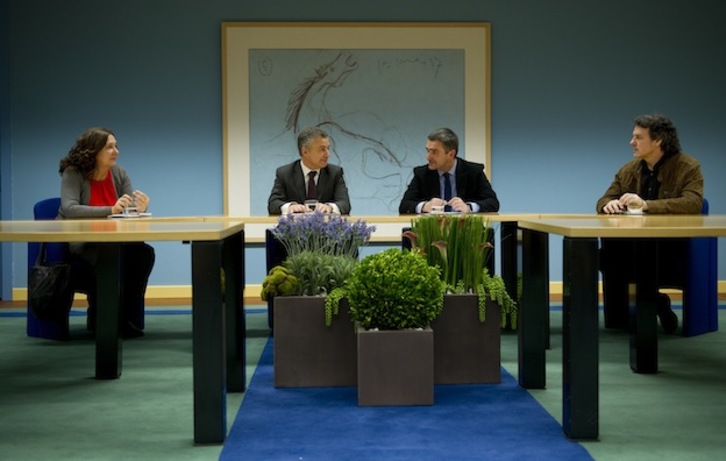 El lehendakari Iñigo Urkullu junto a Mónica Hernando, Jonan Fernández y Txema Urkijo. (Raúl BOGAJO / ARGAZKI PRESS) 