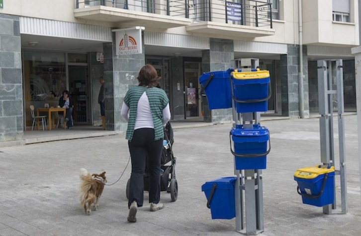 Postes y cubos de recogida puerta a puerta en Astigarraga. (Andoni CANELLADA / ARGAZKI PRESS)