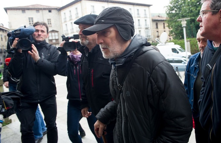 Iosu Uribetxebarria a su llegada al juzgado de Bergara, asediado por los medios. (Raúl BOGAJO/ARGAZKI PRESS)